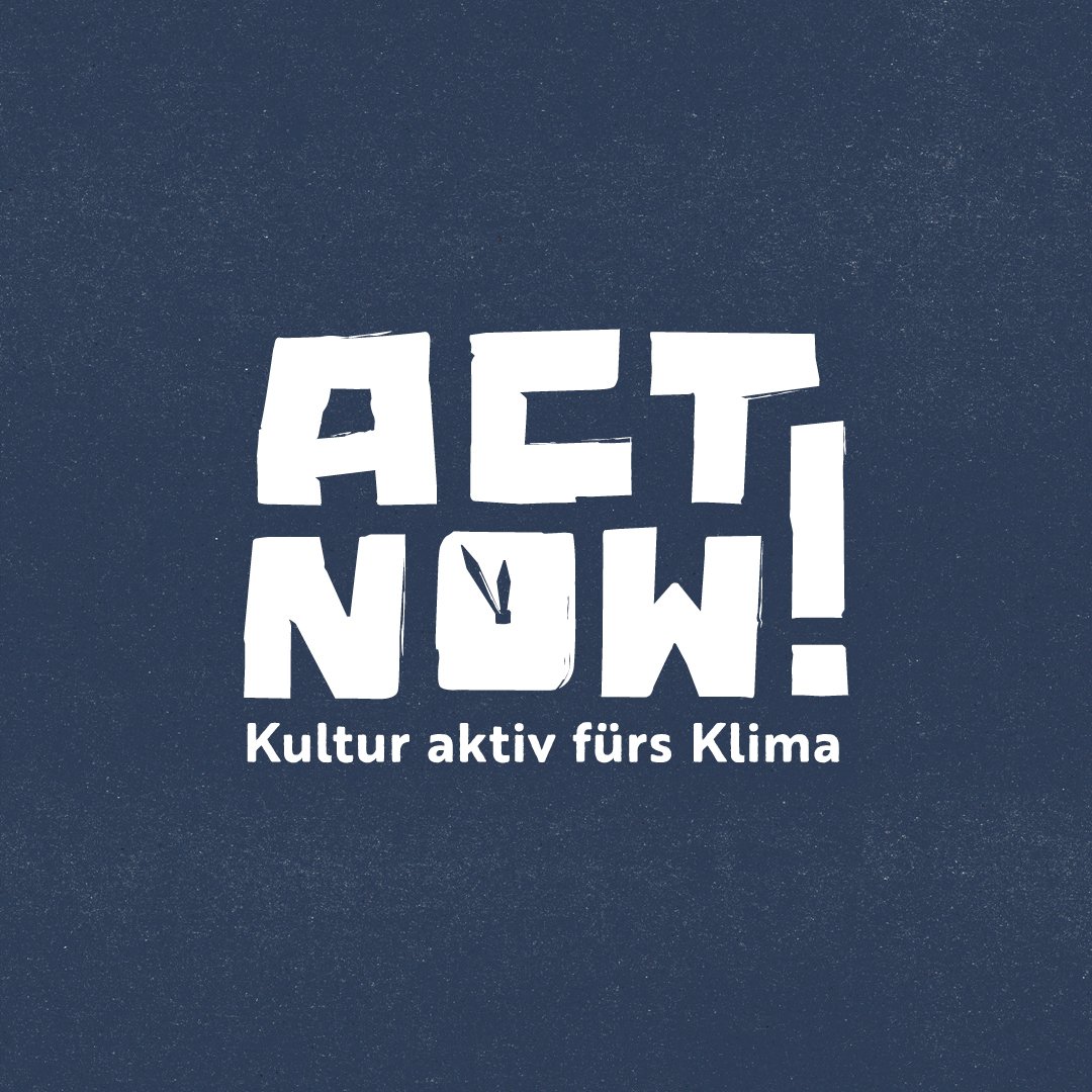 Kompakt-Logo ACT NOW! Kultur aktiv für das Klima auf blauem Grund