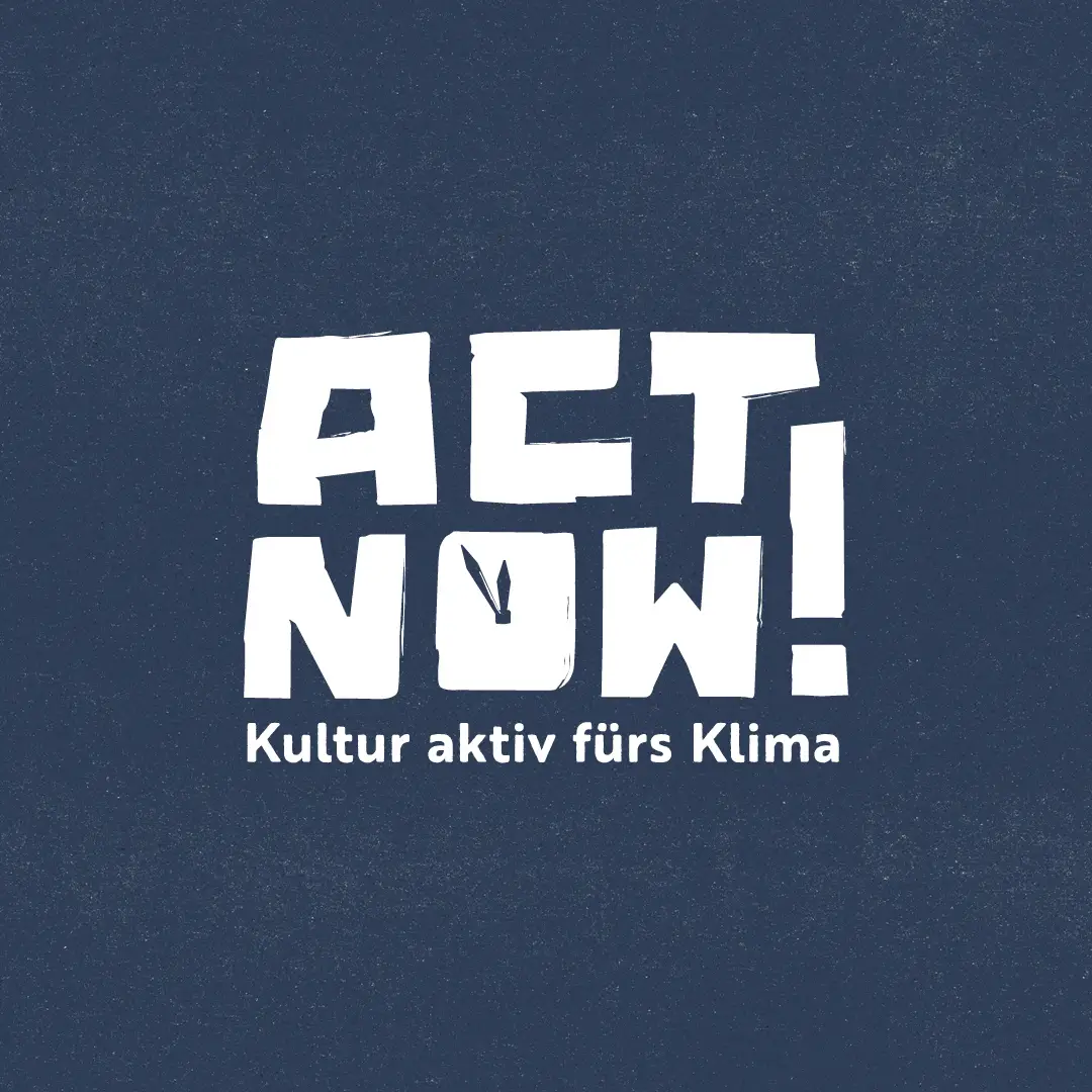 Kompakt-Logo ACT NOW! Kultur aktiv f&uuml;r das Klima auf blauem Grund