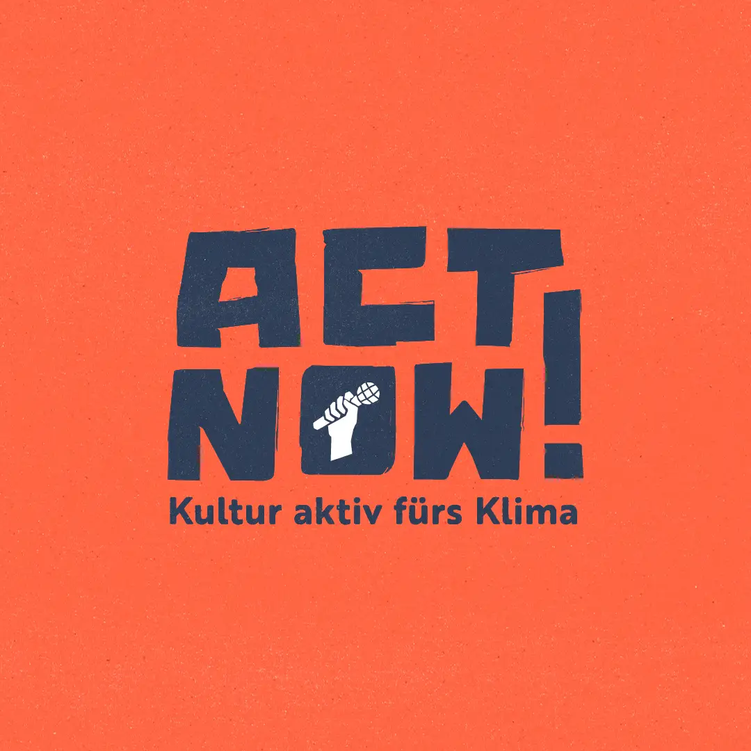 Kompakt-Logo ACT NOW! Kultur aktiv f&uuml;r das Klima auf rotem Grund