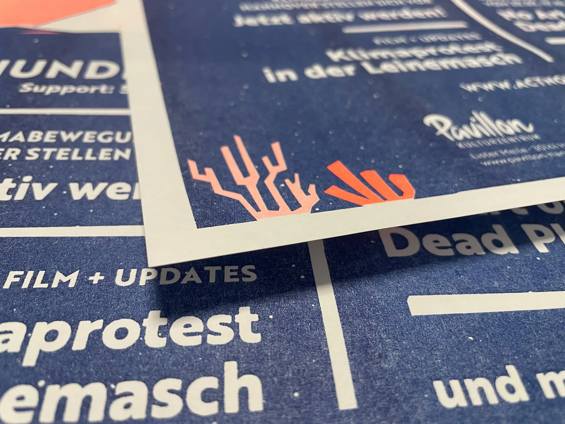 Nahaufnahme eines Posters das im Risografie-Verfahren gedruckt wurde