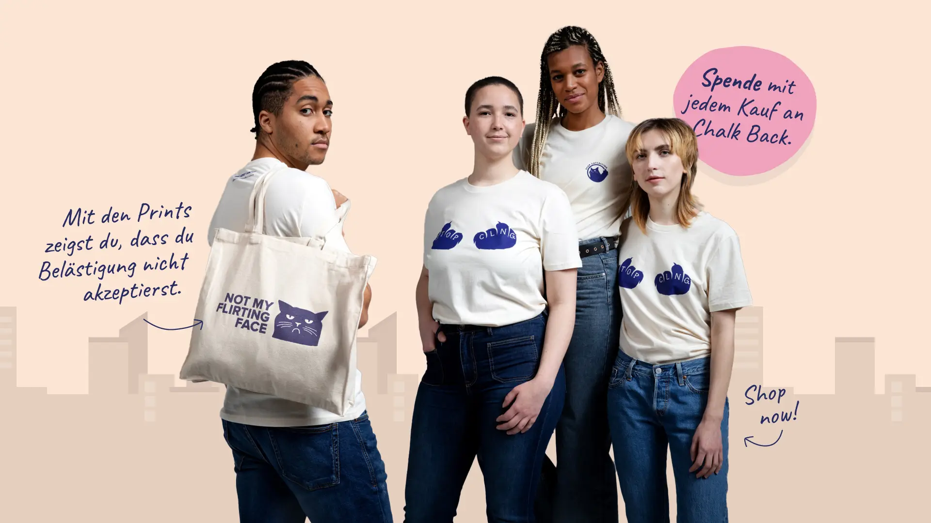 vier Personen tragen helle T-Shirts mit den Kampagnen-Motiven, eine Person tr&auml;gt einen Beutel mit einem Kampagnen-Motiv &uuml;ber der Schulter. Auf dem Bild steht "Mit den Prints zeigst du, dass du Bel&auml;stigung nicht akzeptierst."