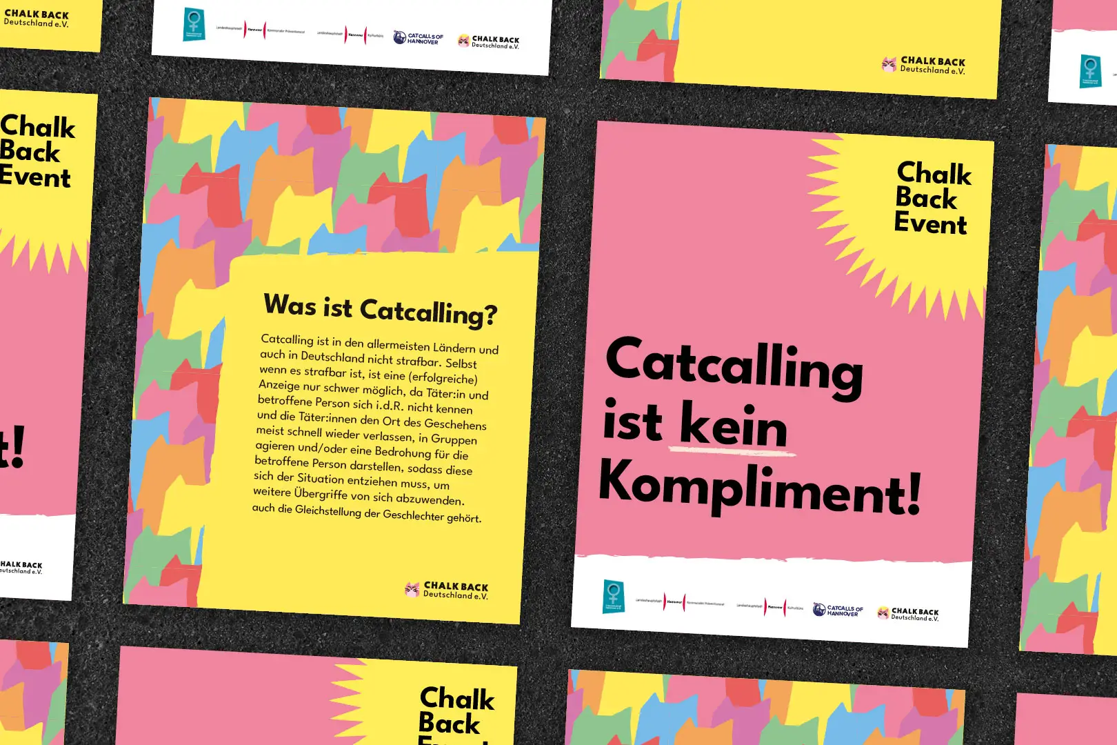 Mehrere bunte Veranstaltungsplakate mit dem Text &sbquo;Chalk Back Event&lsquo; und knalligen Farben, ausgelegt auf Asphalt.