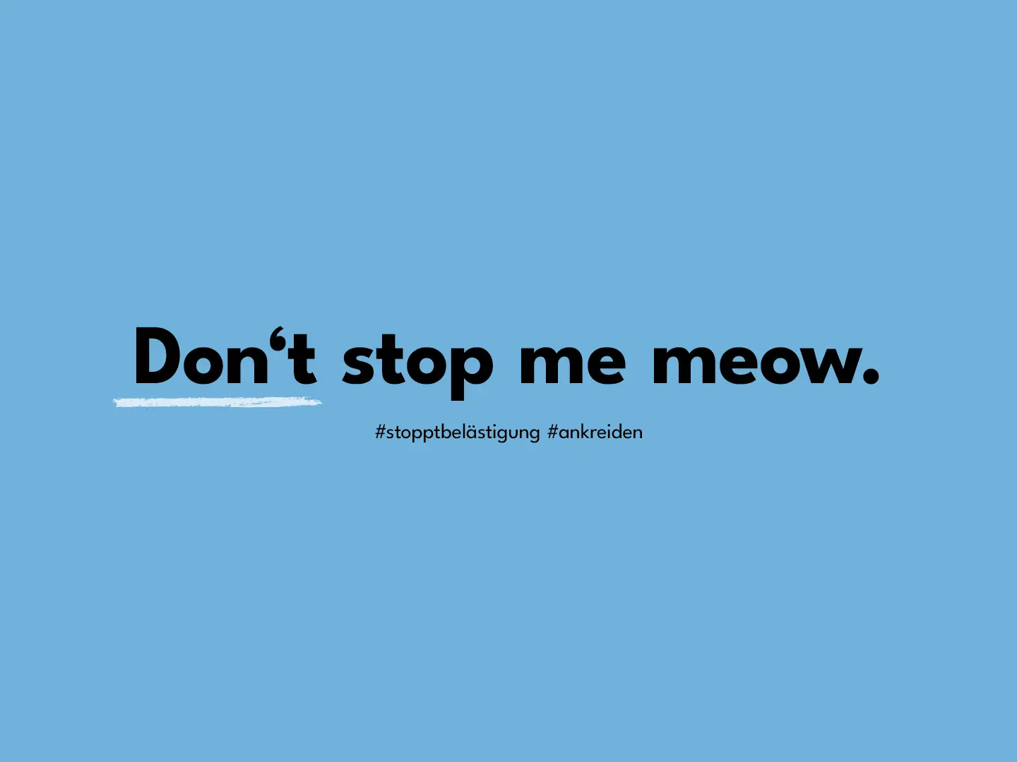 Hellblaues Motiv mit dem Text &sbquo;Don't stop me meow.&lsquo; in schwarzer Schrift, versehen mit einem gelben Pinselstrich-Design