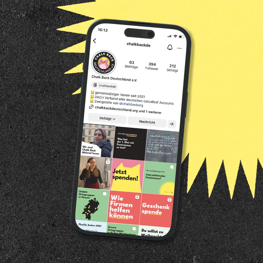 Smartphone mit ge&ouml;ffneter Instagram-Seite des Chalk Back Deutschland Accounts