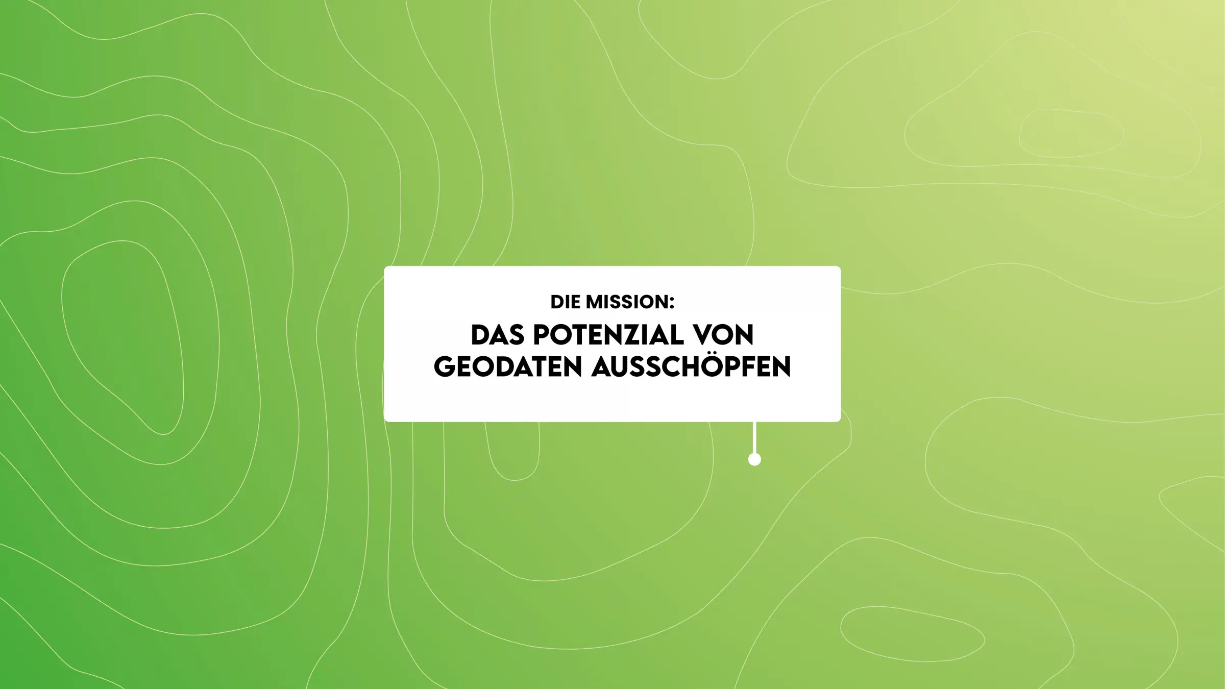 &bdquo;Gr&uuml;ner Hintergrund mit topografischem Linienmuster und der zentralen Botschaft: &sbquo;Die Mission: Das Potenzial von Geodaten aussch&ouml;pfen&lsquo; in einem wei&szlig;en Feld.