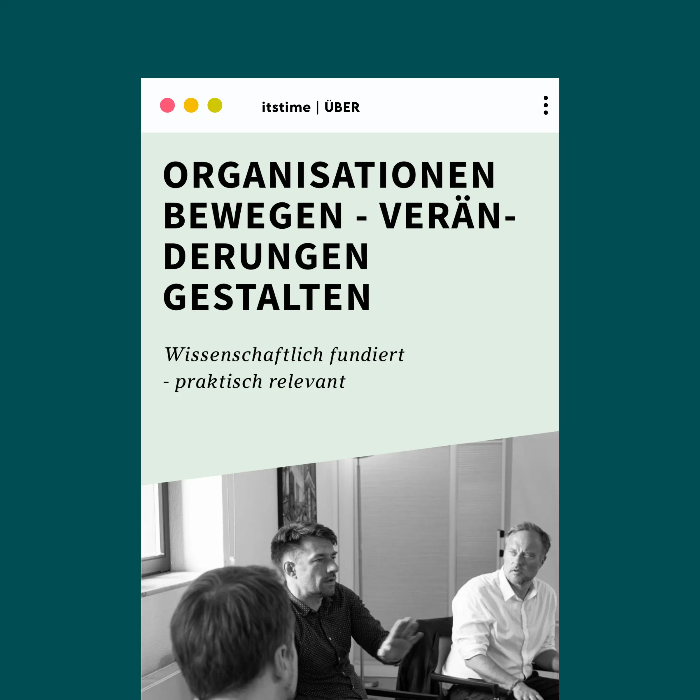 Screenshot von der itsTime Website im Handyformat. Die Headline ist Organisationen bewegen – Veränderungen gestalten. Im Anschnitt ist ein Bild im Monochrom-Look, welches drei Männer zeigt, die miteinander freundlich sprechen.