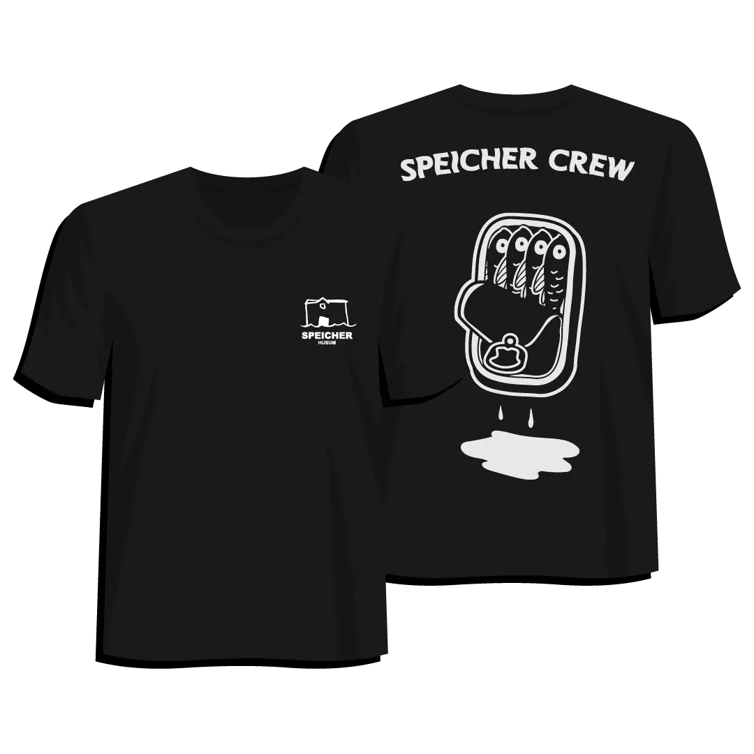 Vorder- und R&uuml;ckseite eines schwarzen T-Shirts: vorne kleines Speicher Husum Logo, hinten gro&szlig;e Illustration der Sardinendose mit drei Fischen und dem Schriftzug &sbquo;Speicher Crew&lsquo;