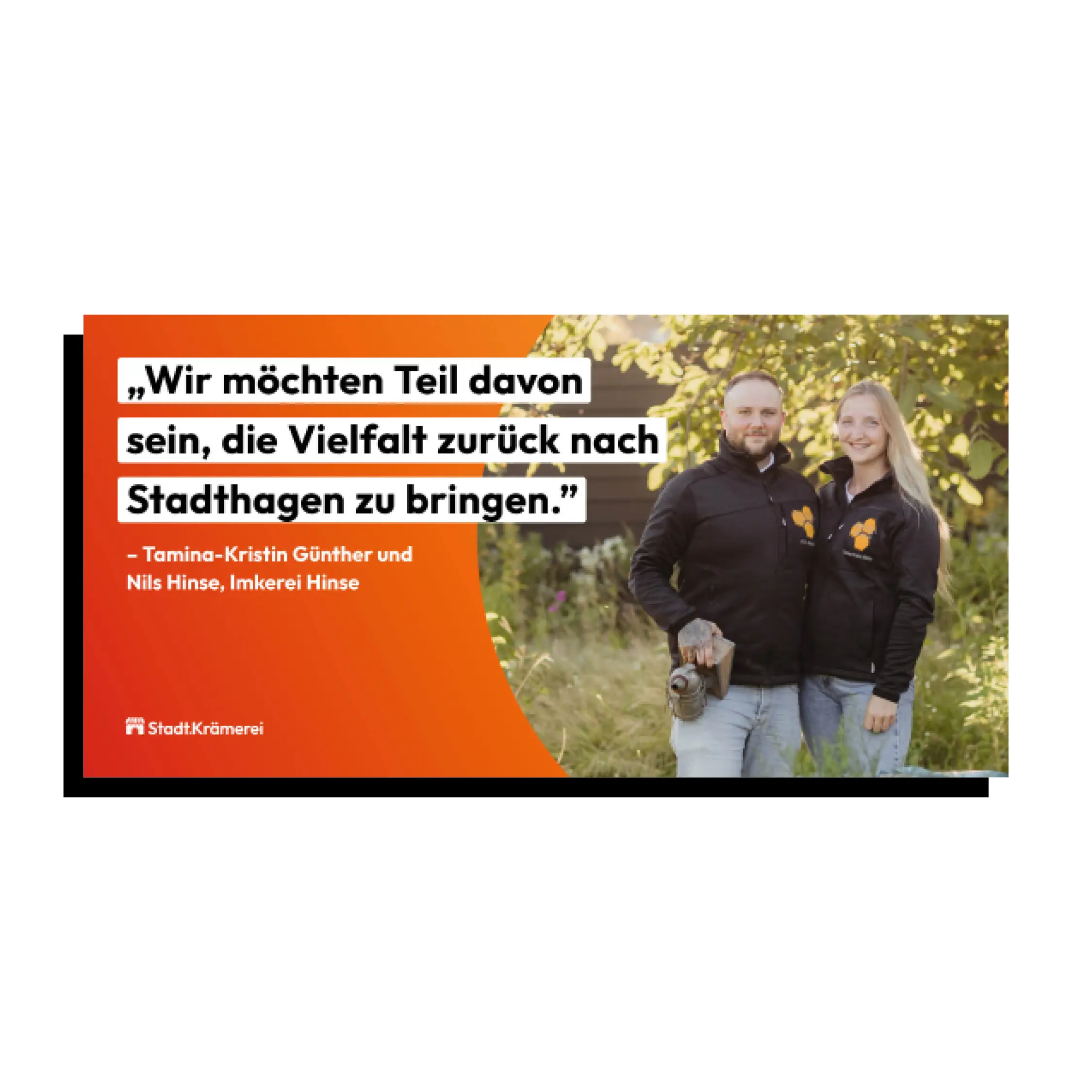 Ein OOH Banner im Corporate Style von Stadthagen. Die Headline lautet: Wir m&ouml;chten Teil davon sein, die Vielfalt zur&uuml;ck nach Stadthagen zu bringen. Diese Aussage wurde von zwei Imker*innen get&auml;tigt, welche ebenfalls zu sehen sind und auf dem Foto in einem idyllischen Garten stehen.